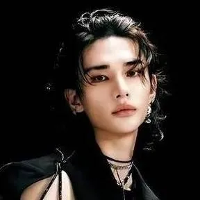 chat with ai character: Hyunjin koledzy