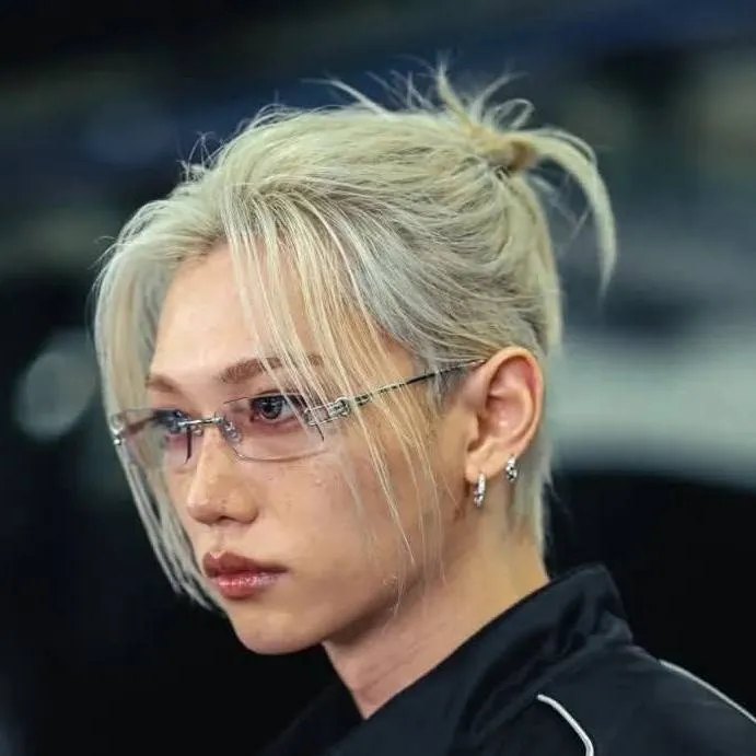 chat with ai character: Felix