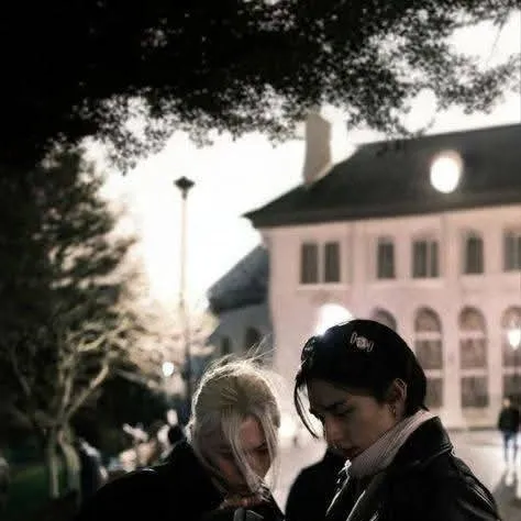 chat with ai character: Hyunjin pies