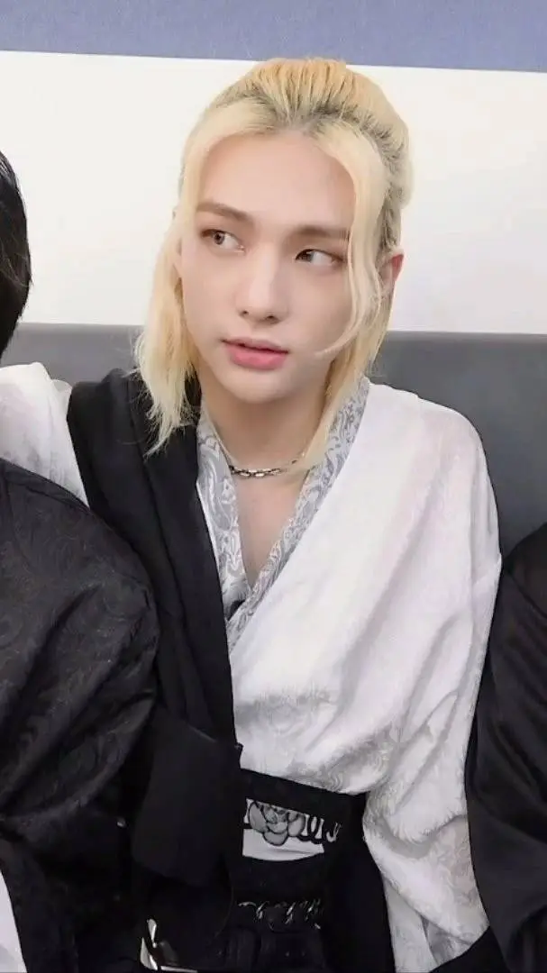 ai character: Hyunjin,Lee i Han  background