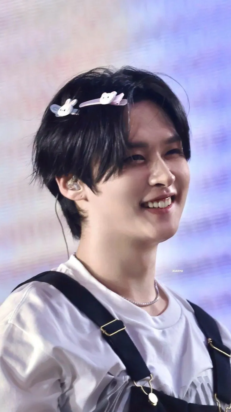 ai character: •>¿Lee Minho?<• background