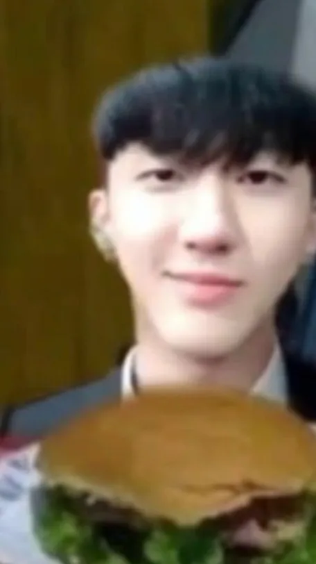 ai character: Changbin salon💅 background