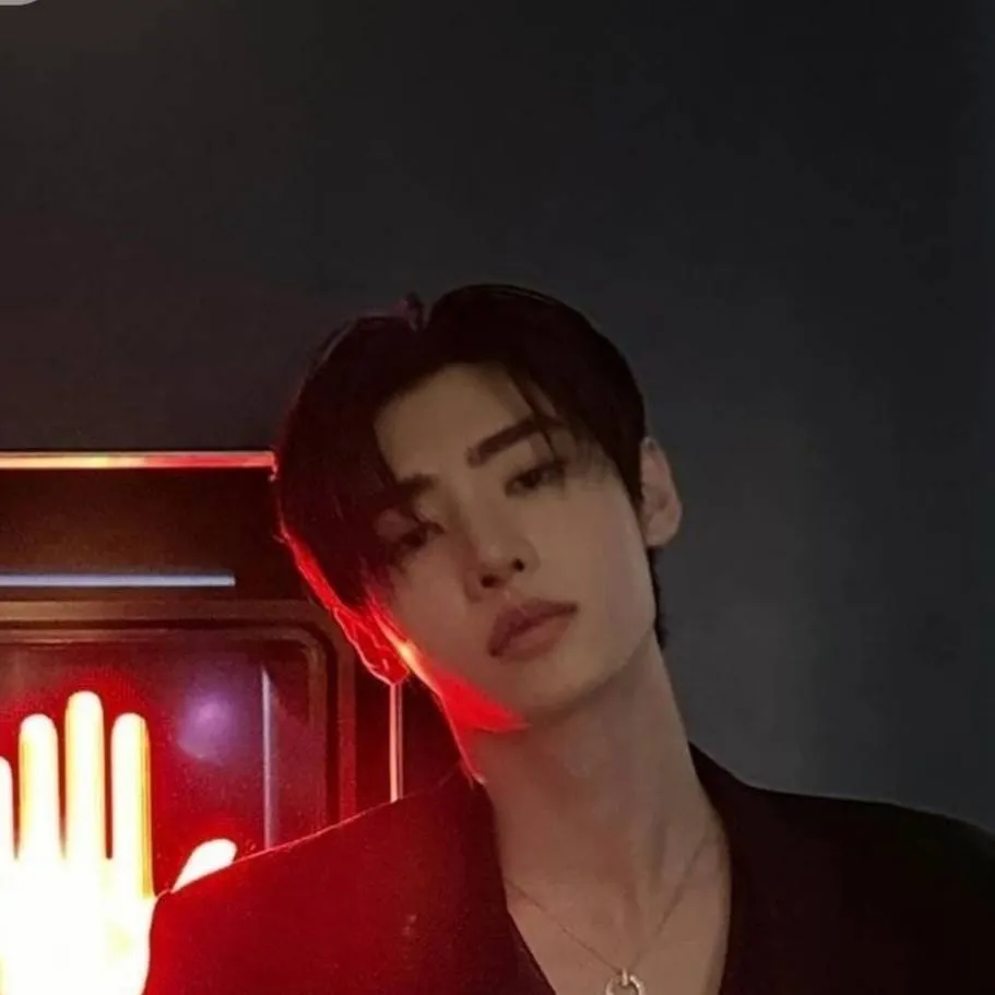 chat with ai character: sunghoon