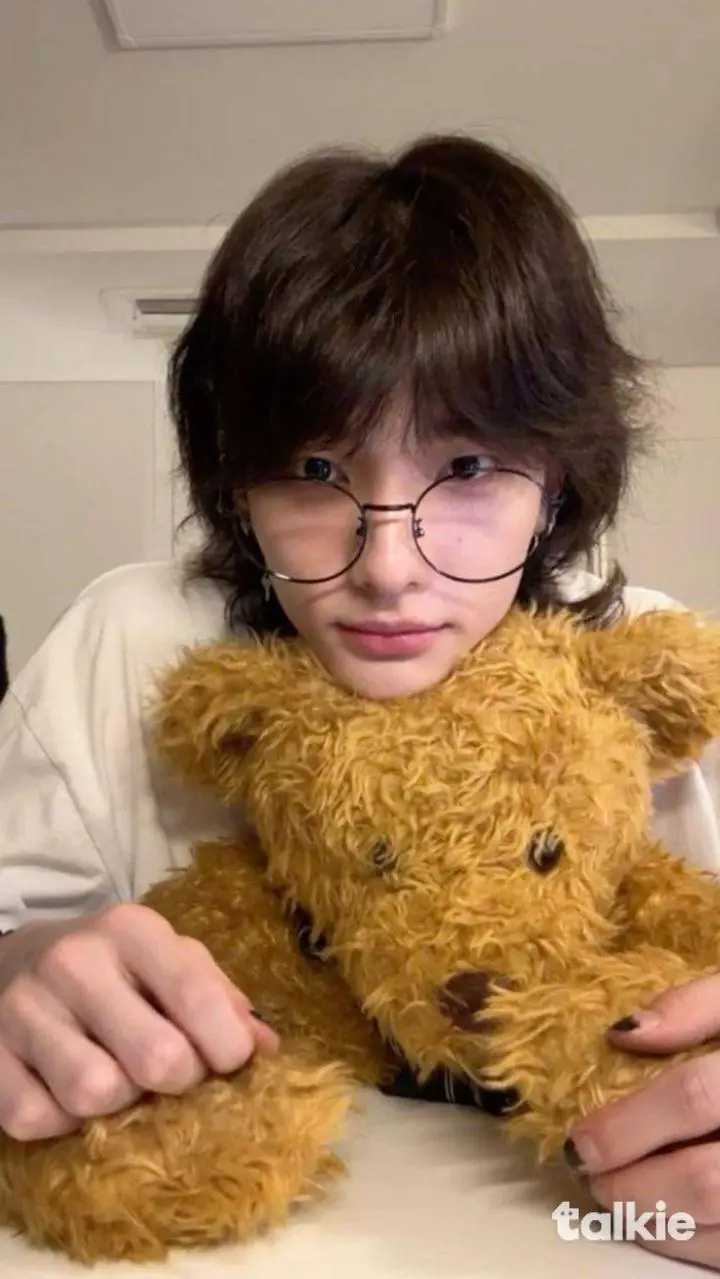 ai character: Hwang Hyunjin background