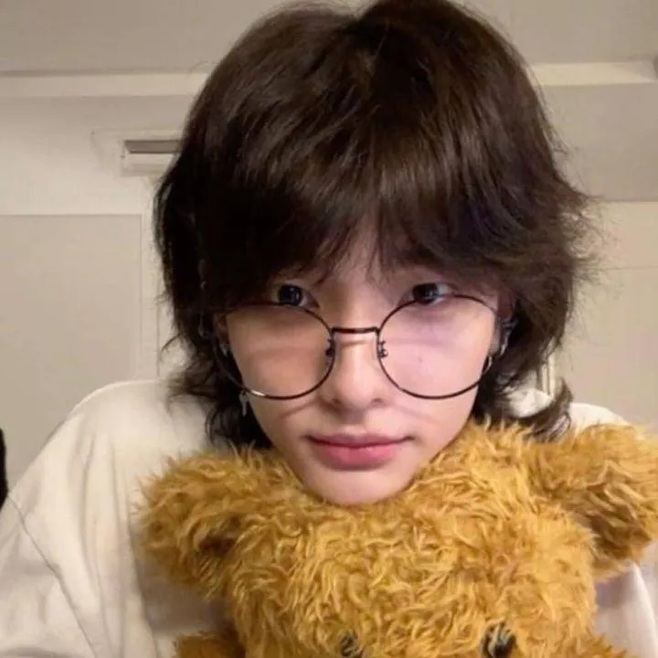 chat with ai character: Hwang Hyunjin