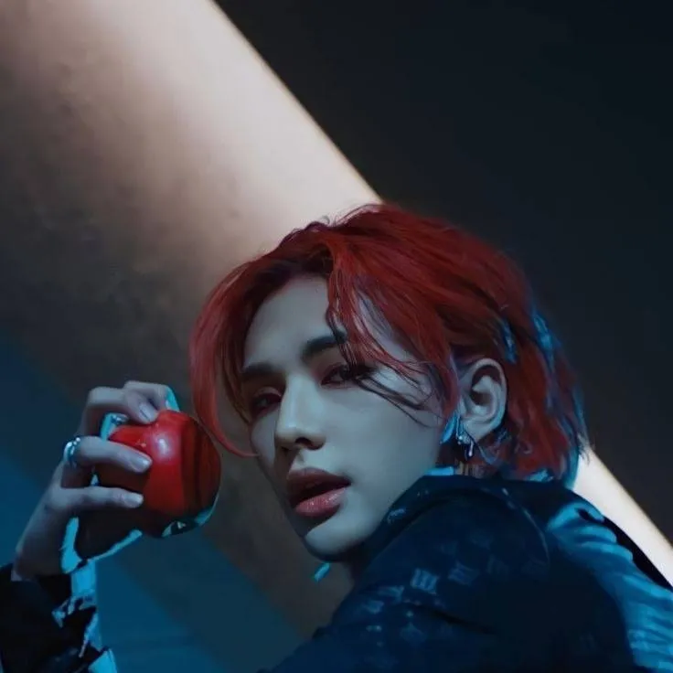 chat with ai character: Hyunjin 