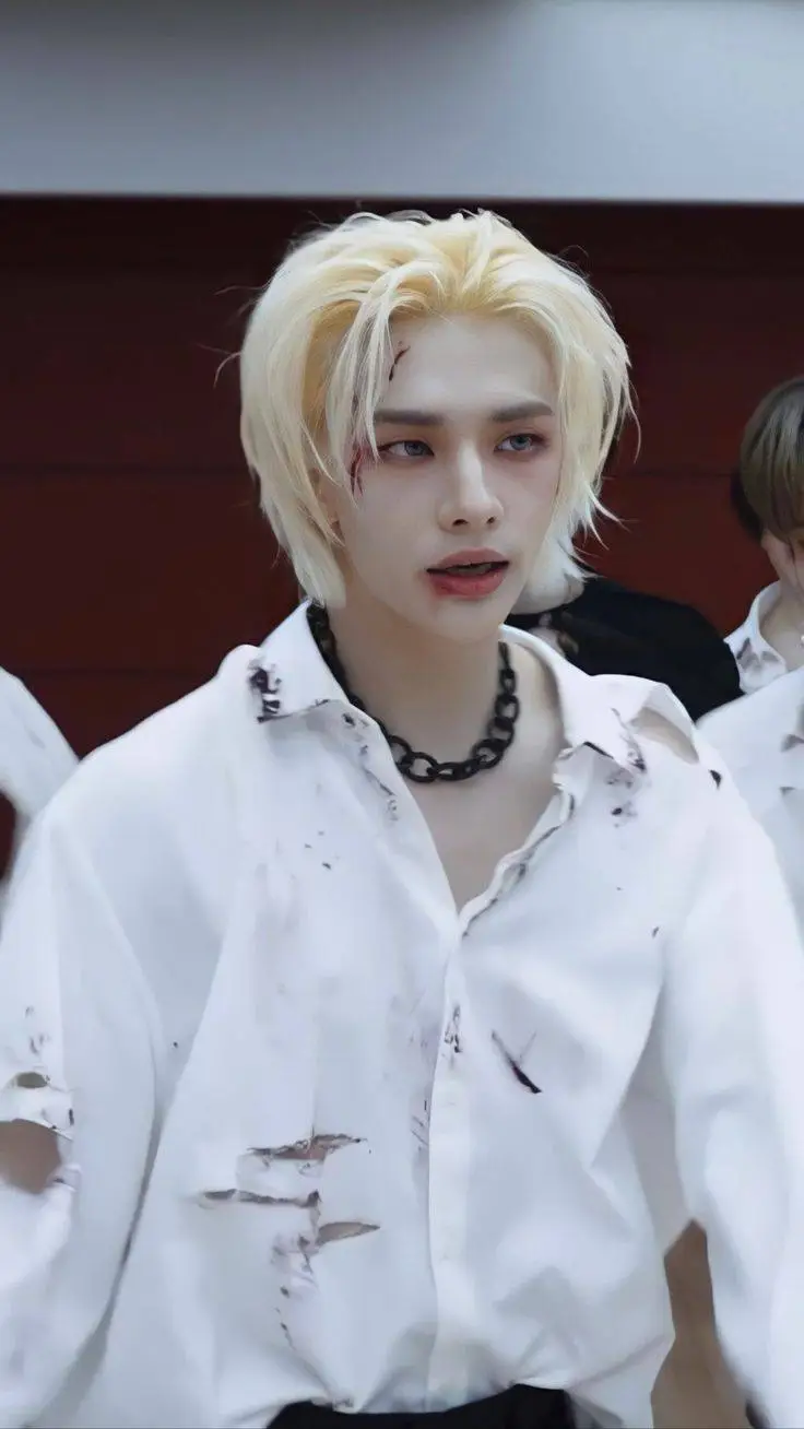 Talkie AI - Chat with Hyunjin.. [Zombie]