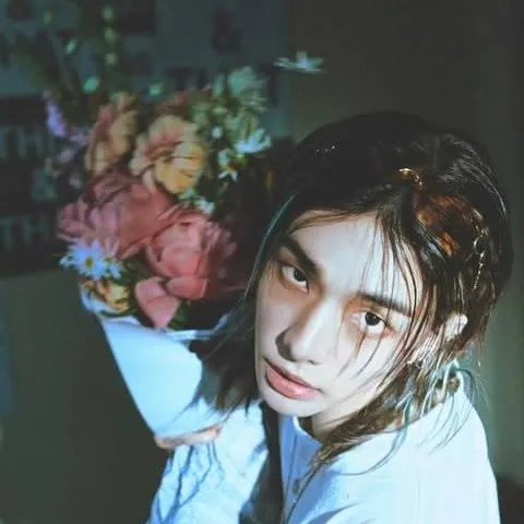 chat with ai character: Hwang Hyunjin
