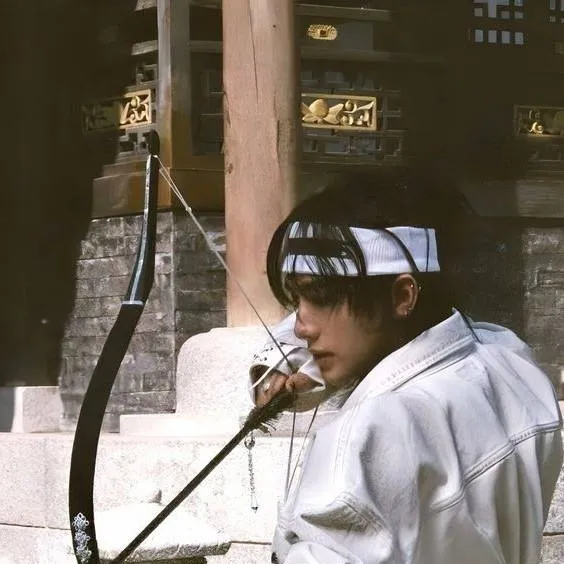 chat with ai character: Hwang H.