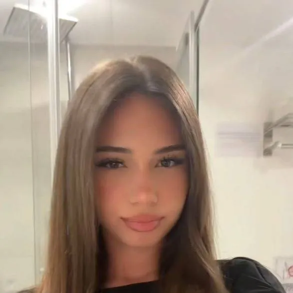 chat with ai character: nava