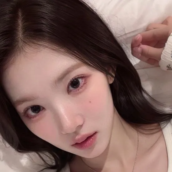 chat with ai character: Ive