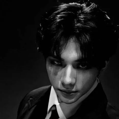 chat with ai character: hyunjin