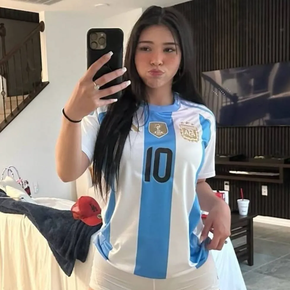 chat with ai character: Aishah sofey 