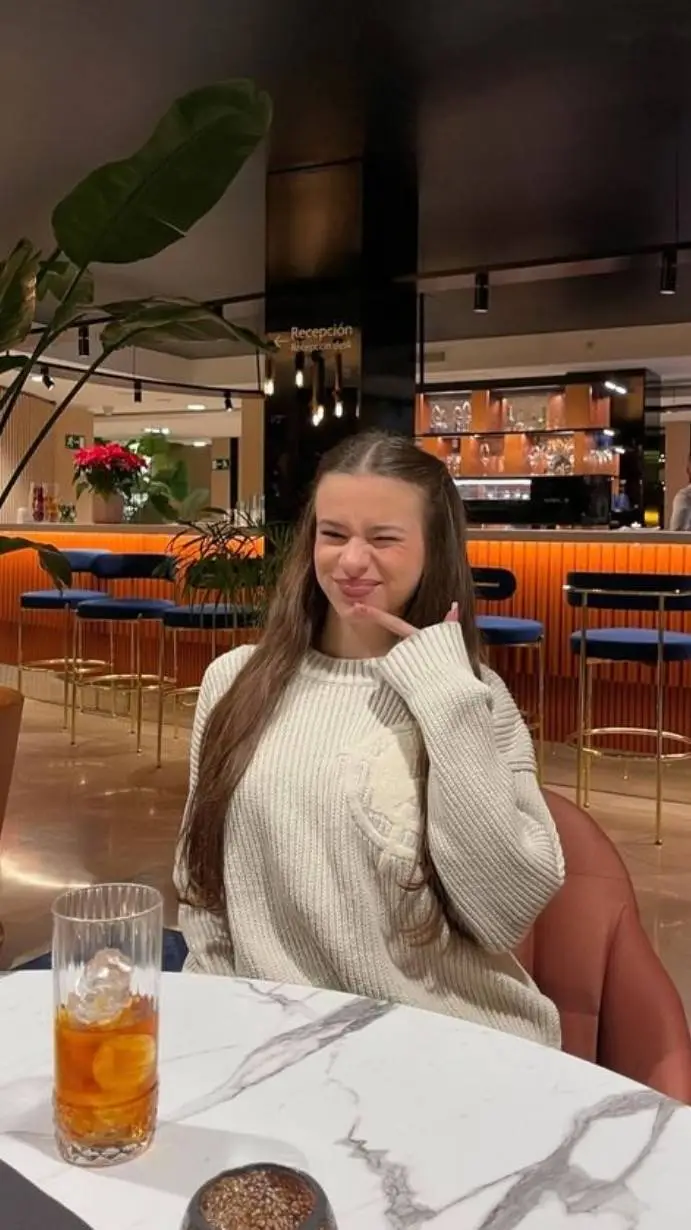 ai character: Alina background