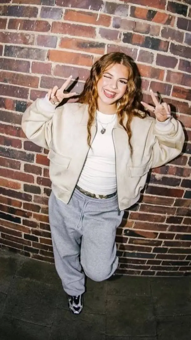 ai character: Zahide  background