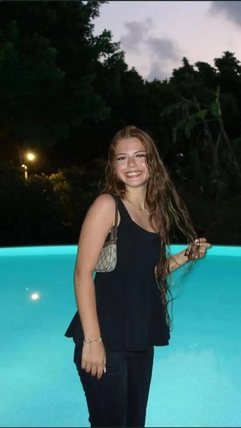 ai character: Zahide  background