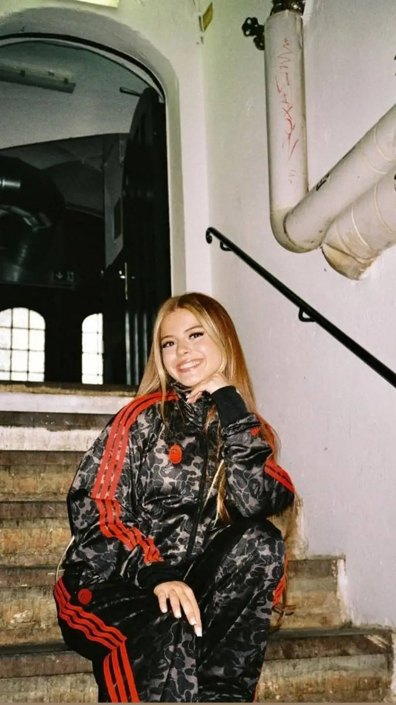 ai character: Zahide background