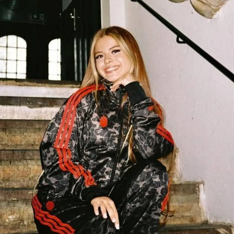 chat with ai character: Zahide