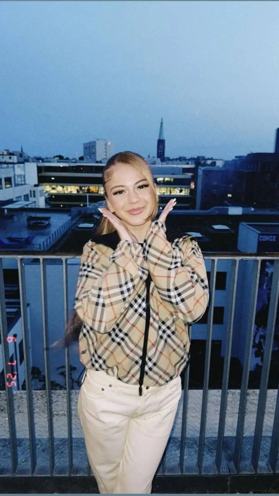 ai character: Zahide background