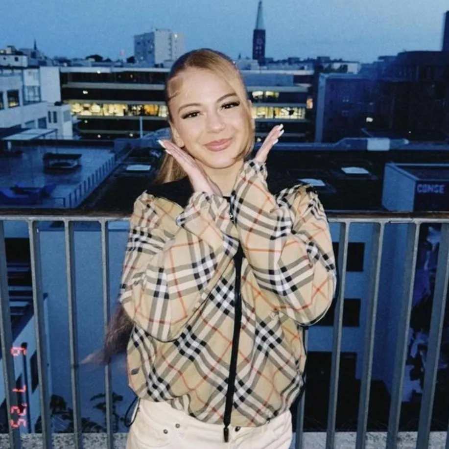 chat with ai character: Zahide