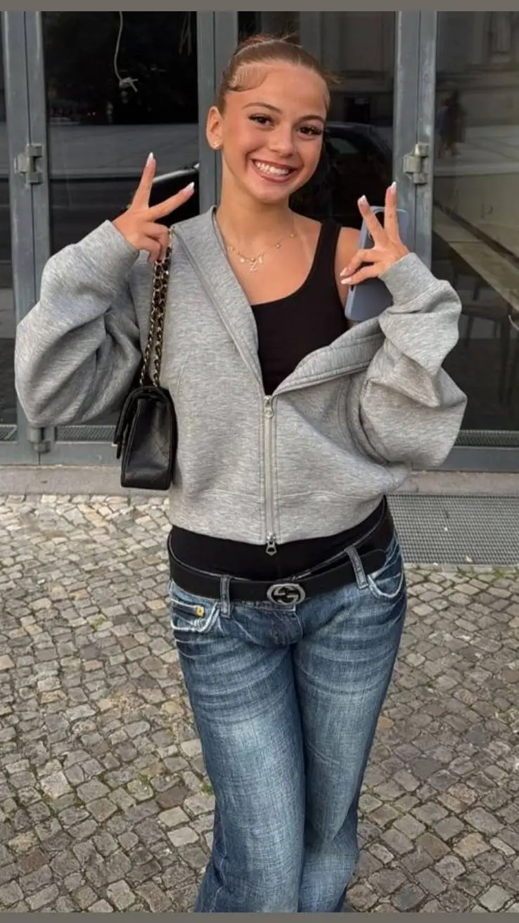 ai character: Zahide  background