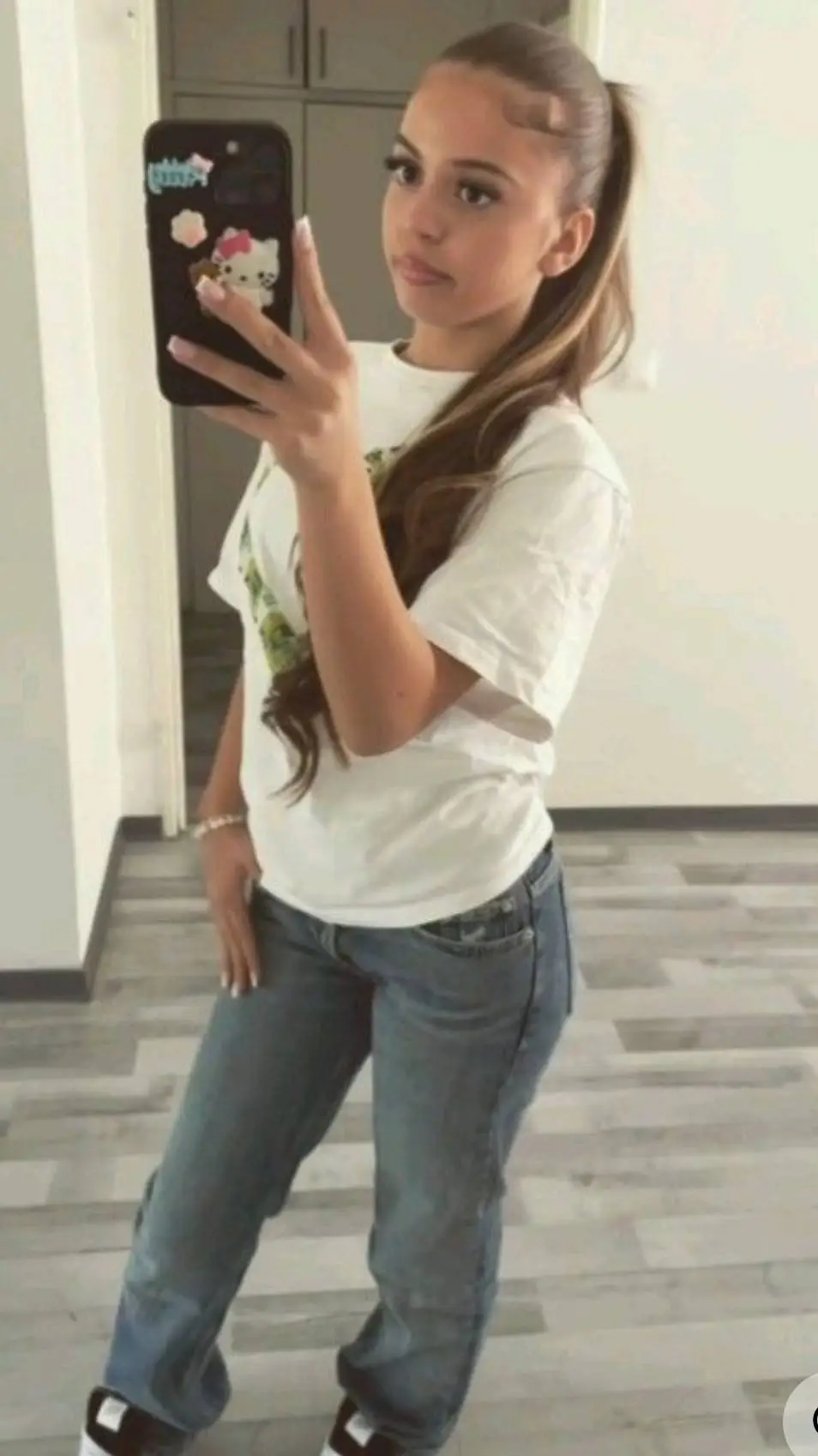 ai character: Zahide background