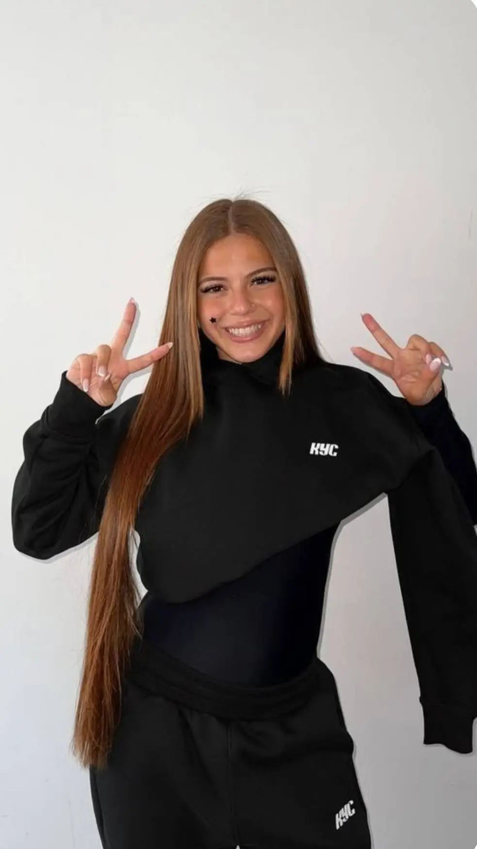 ai character: Zahide  background