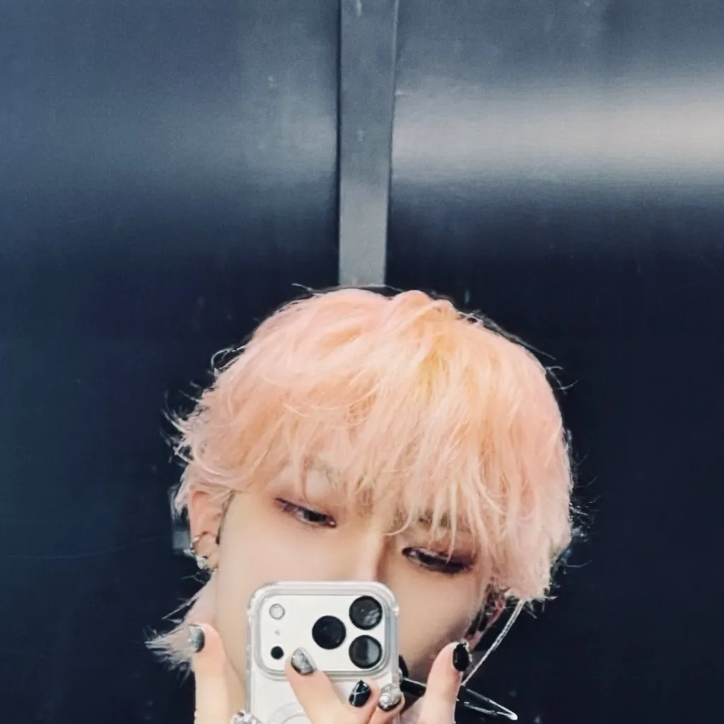 chat with ai character: Nicholas and team