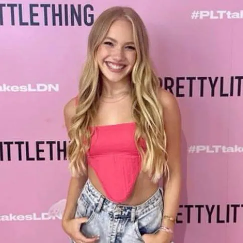 chat with ai character: Freya and Z4 drama