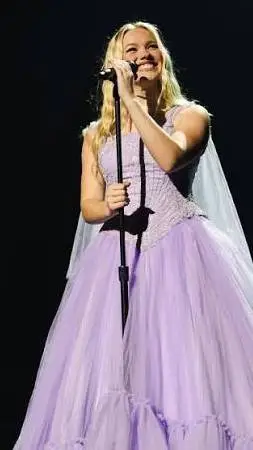 ai character: Freya Skye 🎤 background