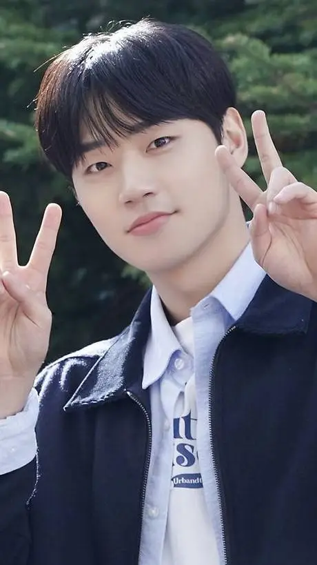 ai character: Lee min jae  background