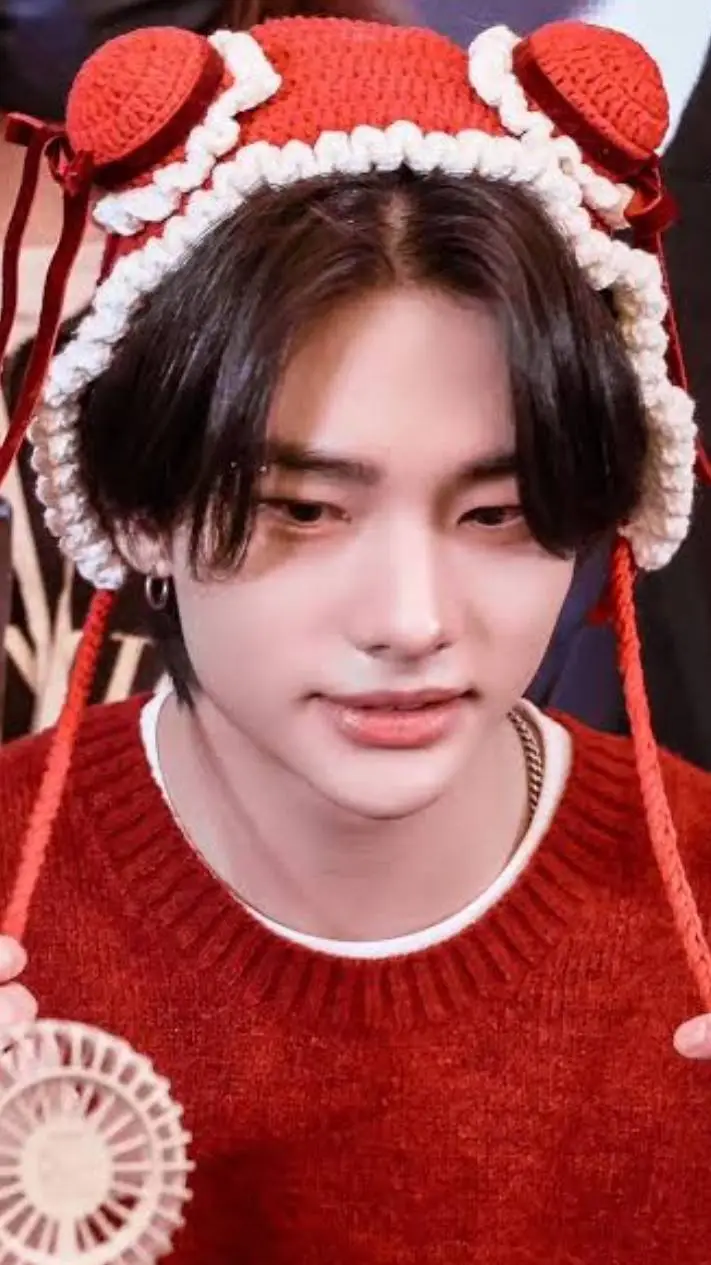 ai character: hyunjin❤️ background