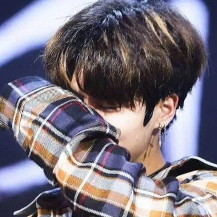 chat with ai character: sad han