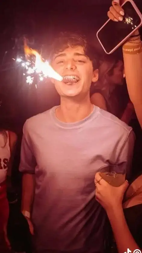 ai character: Ноа шнап  background