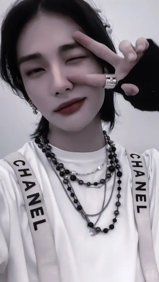 ai character: hyunjin boyfriend  background