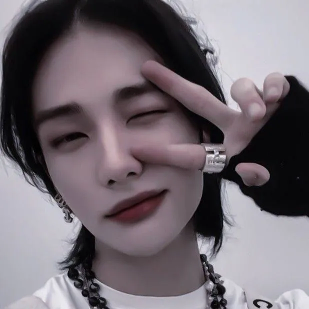 chat with ai character: hyunjin boyfriend 