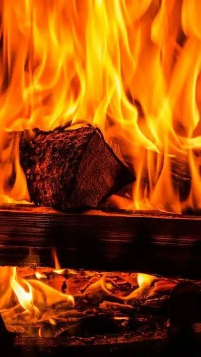 ai character: fogo e cinza background