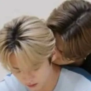 chat with ai character: Minsung 💚🩷