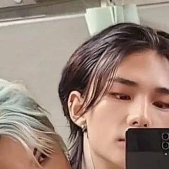 chat with ai character: Hyunlix 🤍💛