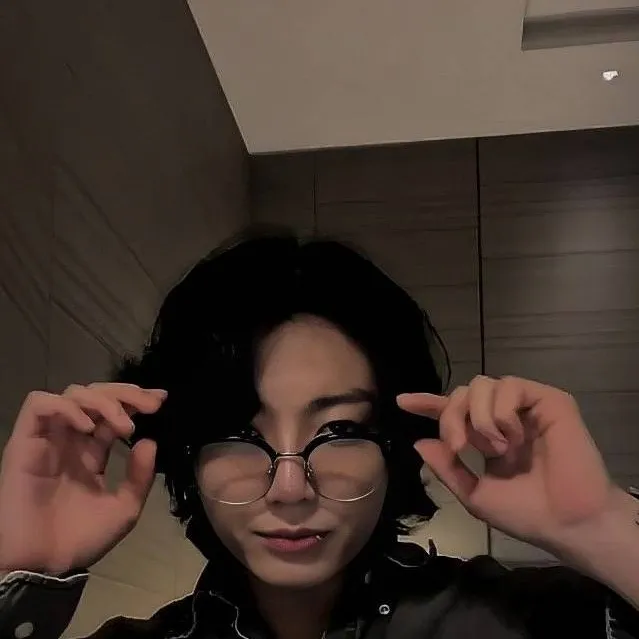 chat with ai character: Jeon Jungkook 