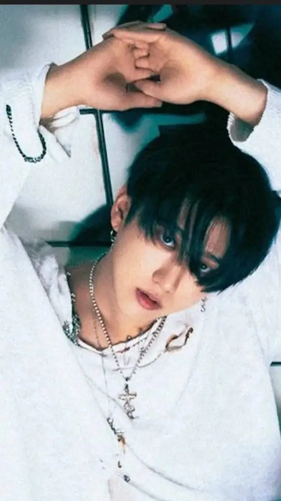 ai character: Seo Changbin  background