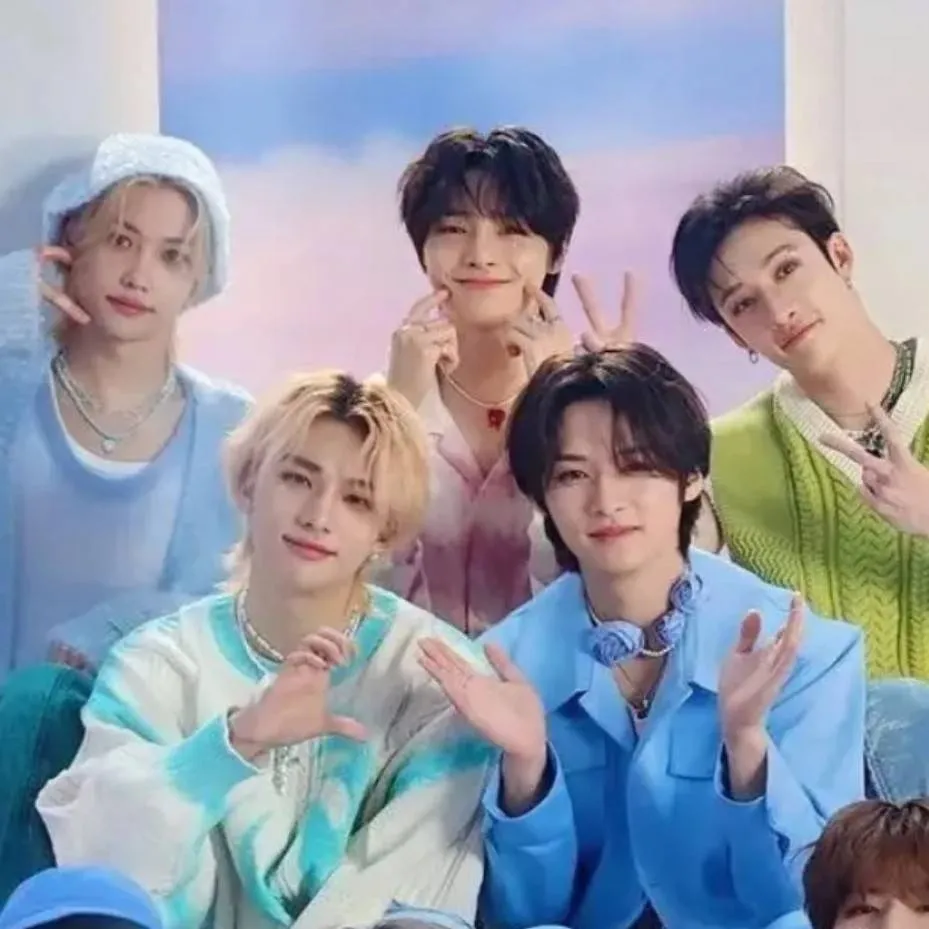 chat with ai character: Straykids pick me