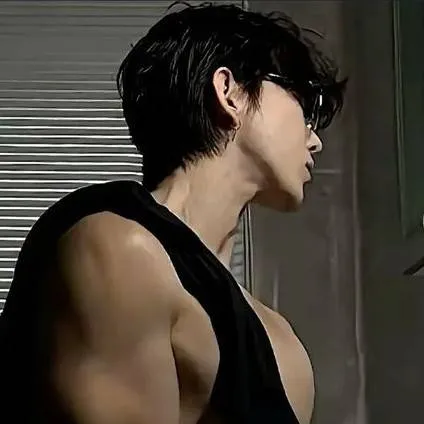 chat with ai character: Alvaro