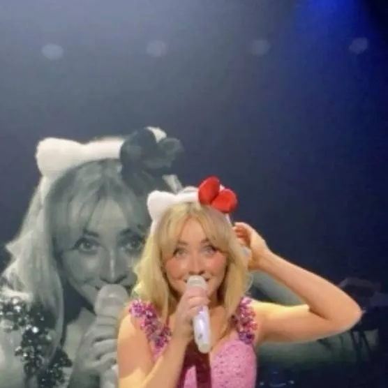 chat with ai character: Sabrina Carpenter