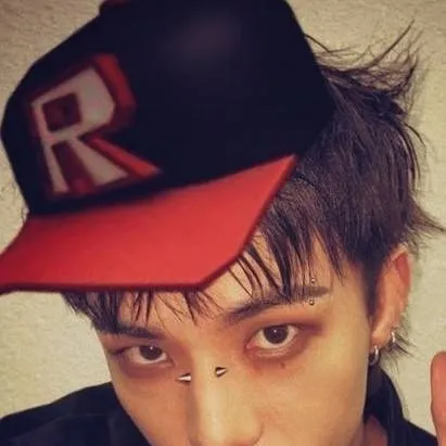 chat with ai character: hyunjin 