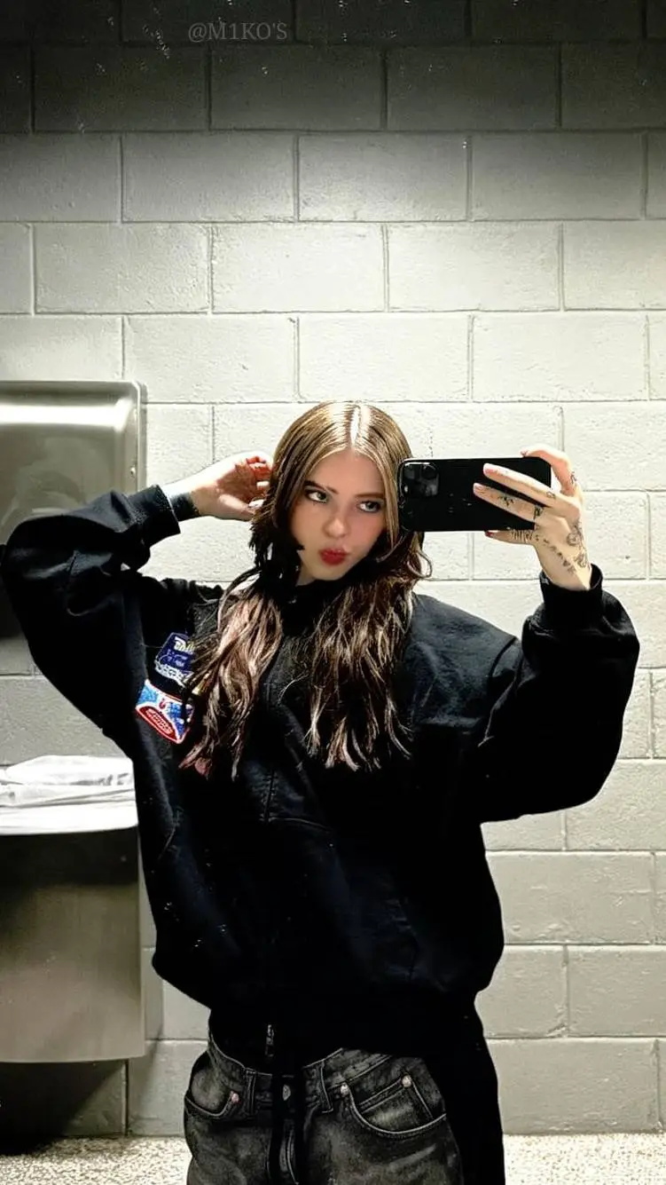 ai character: María Victoria  background