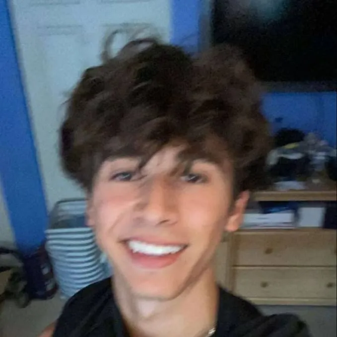 chat with ai character: Lachy