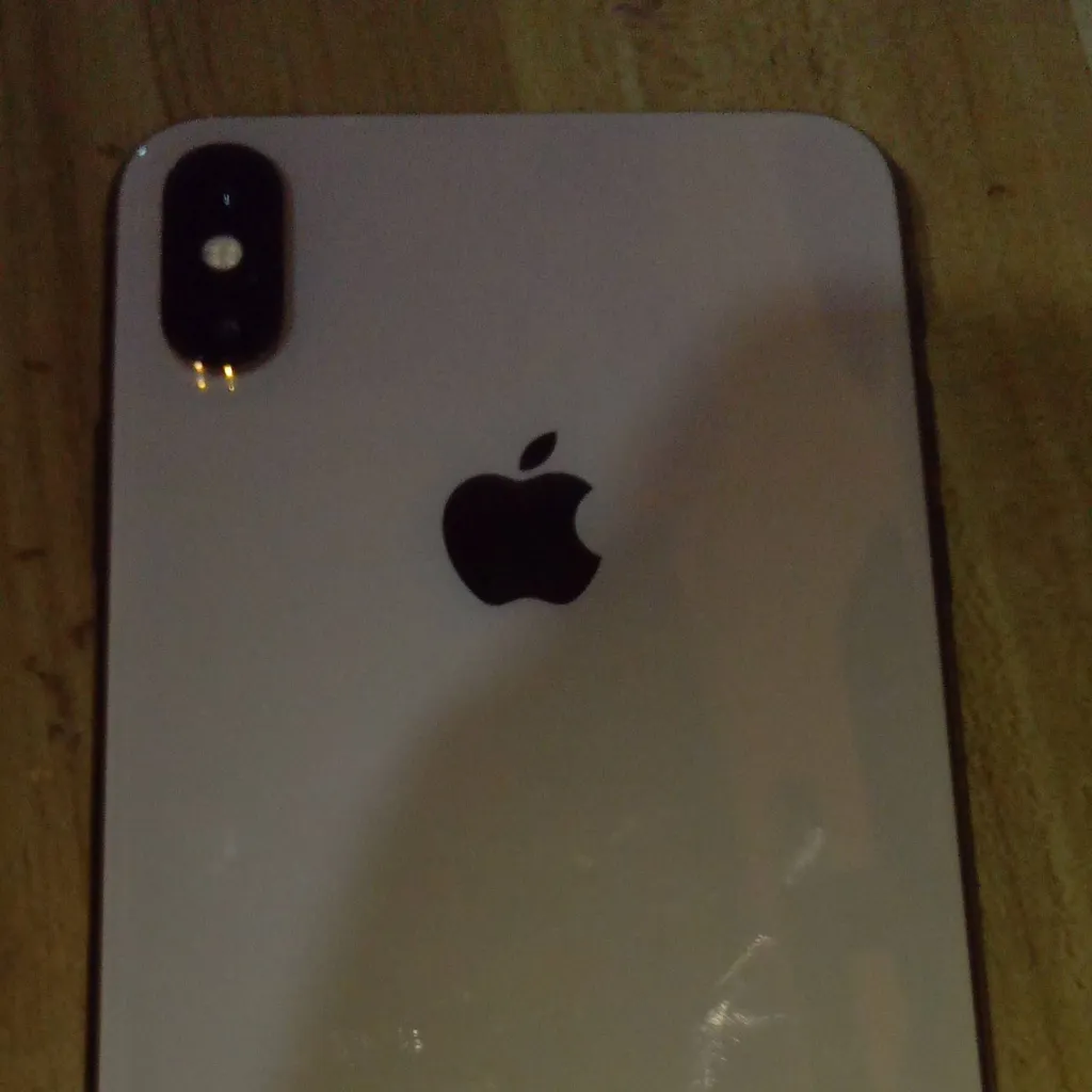 chat with ai character: iPhone XS Max