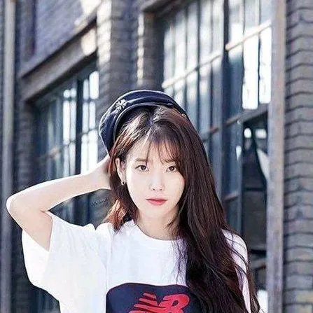 chat with ai character: Lee Ji-eun(IU)