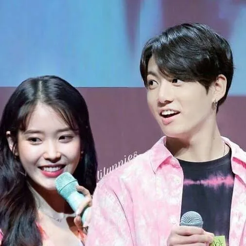 chat with ai character: jungook and UI